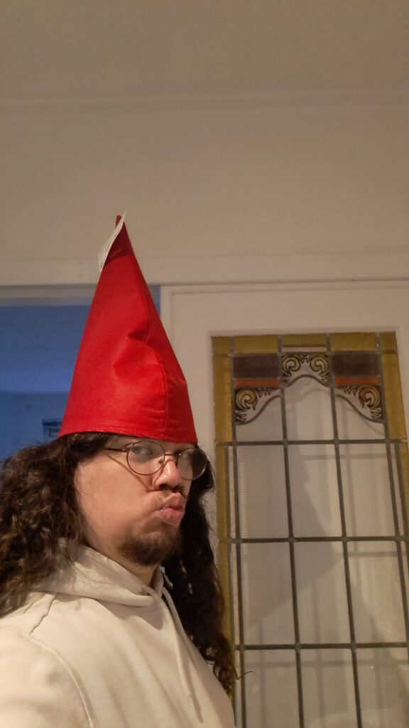 Daar ben ik dan, met mijn kersverse kaboutermuts voor de Volkstuinmoord.