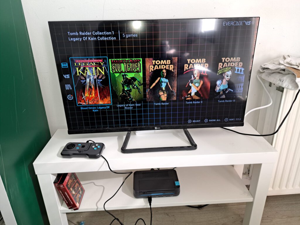 De Evercade VS-R, aangesloten op mijn kleine slaapkamer-TV. Tomb Raider I-III en Legacy of Kain 1 zijn klaar om gespeeld te worden.