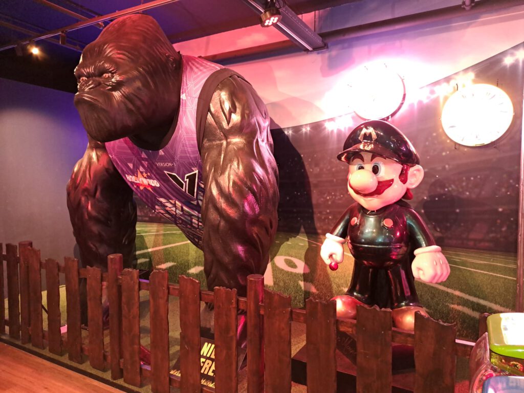 Mario en een Gorilla houden een oogje in het zeil in het Hollywood Entertainment Center