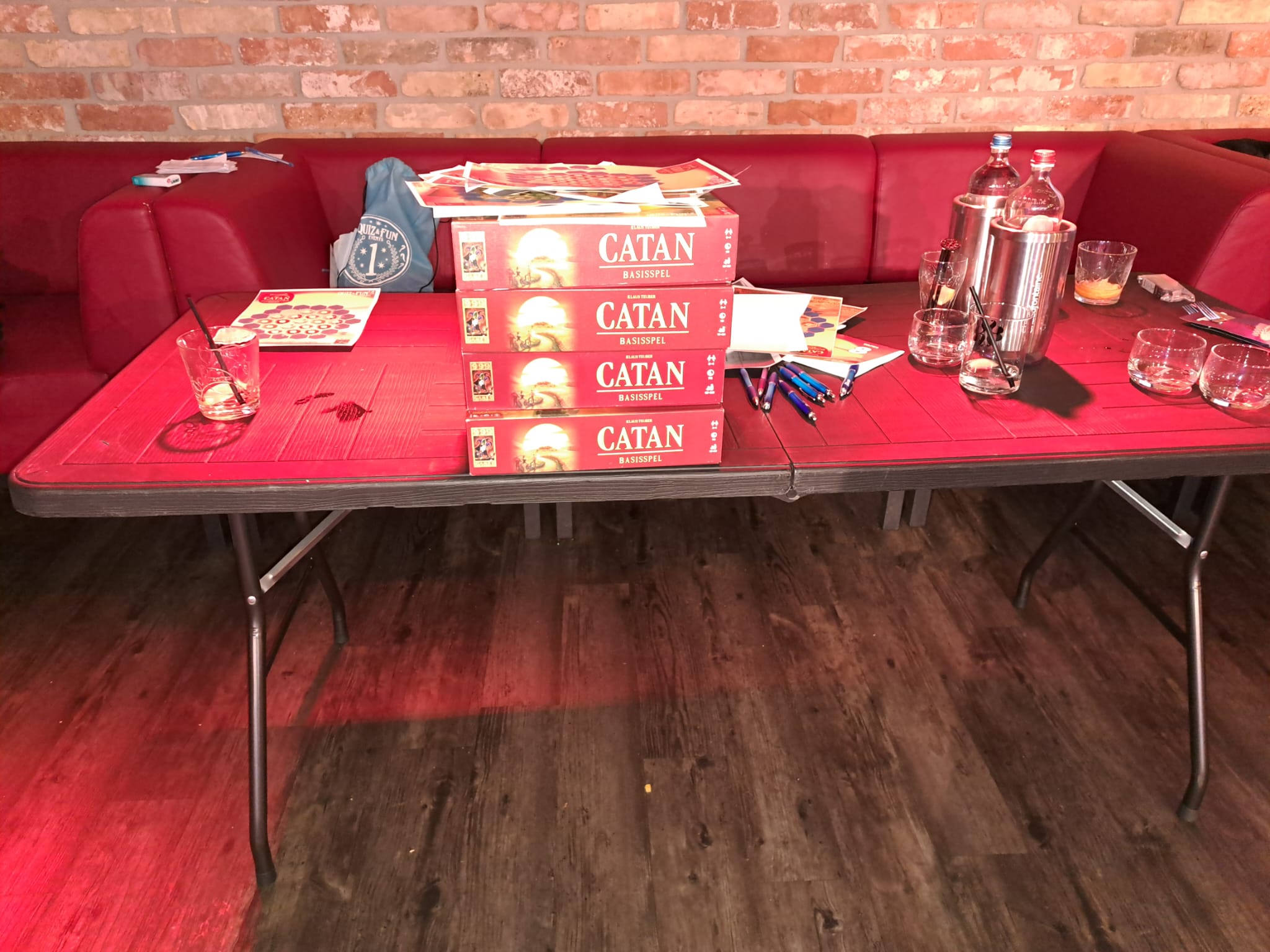 Een stapel Catanspellen voor de NK Catan qualifier in Rotterdam