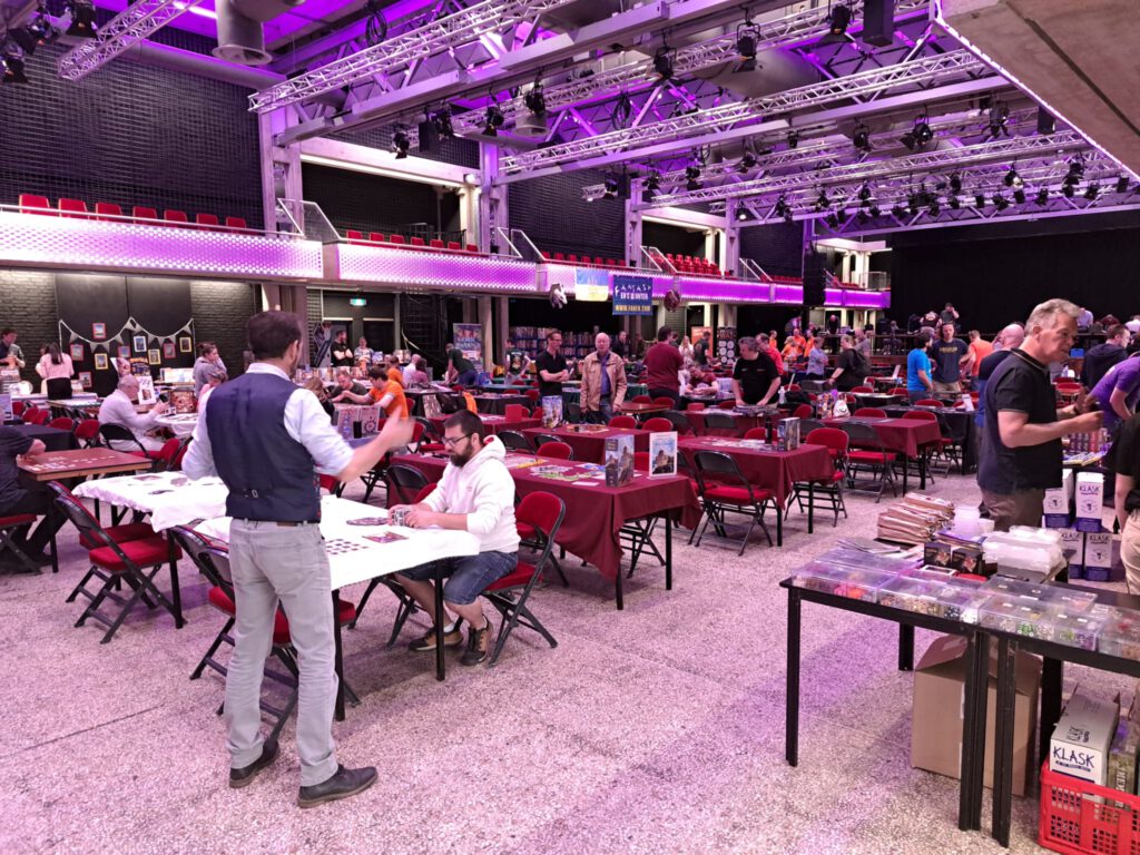 Een volle zaal van spellenmakers en spelers op Ducosim