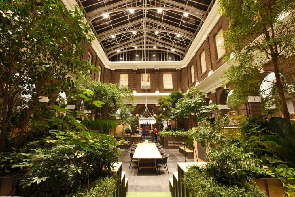 De binnenkant van de Korenbeurs, een prachtige bibliotheek in Schiedam