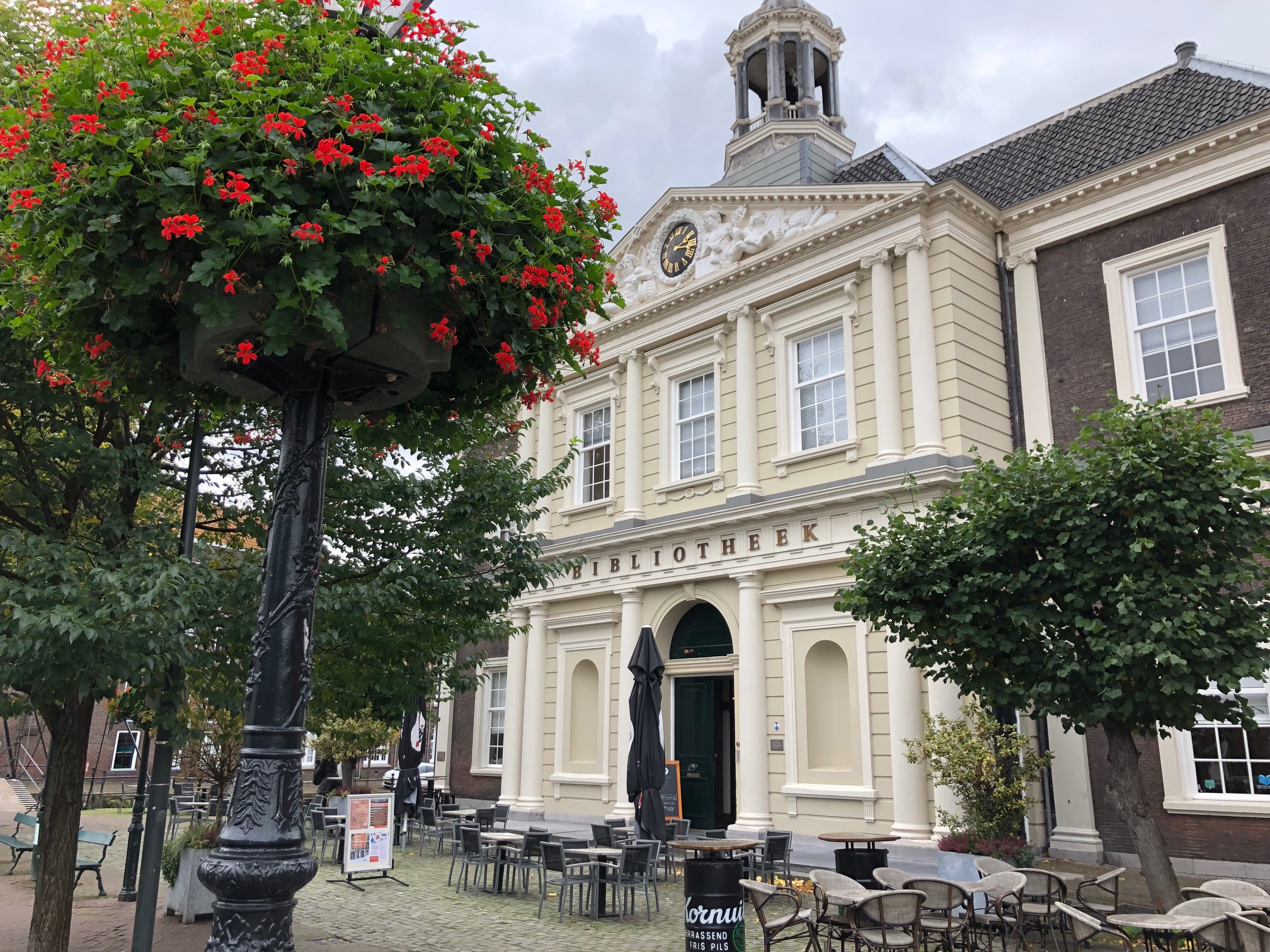 De Korenbeurs van buiten. Dit is de bibliotheek van Schiedam.