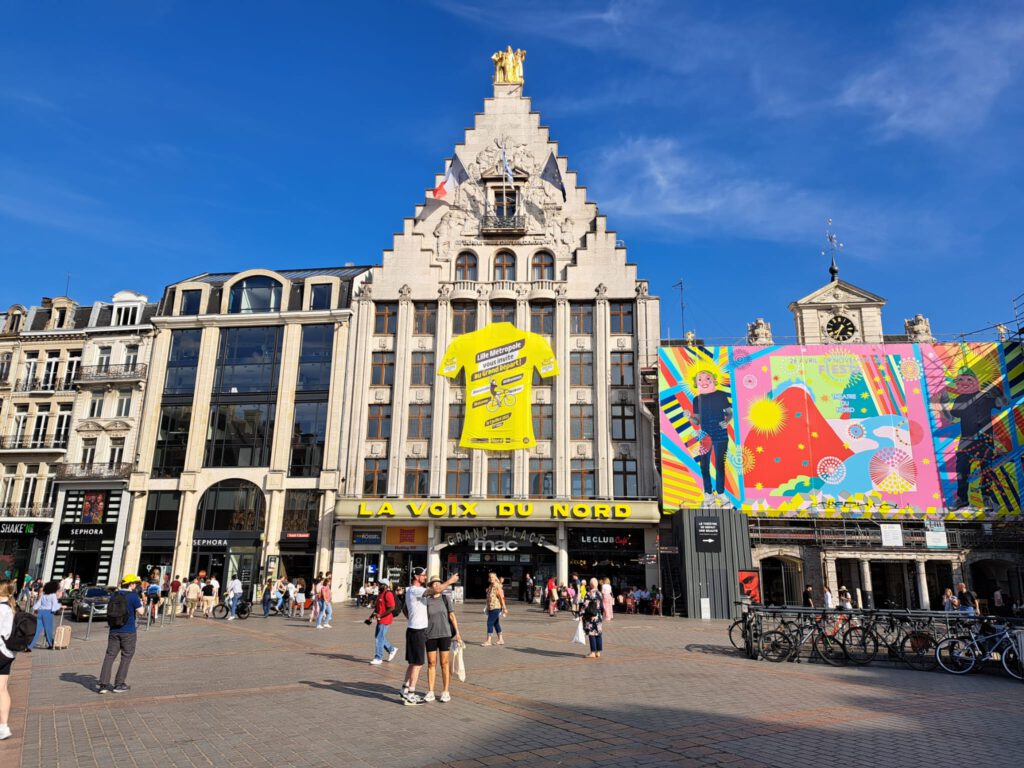De Tour de France stond op het punt te beginnen, dus er waren stands en, in dit geval, een gigantisch geel shirt op display.