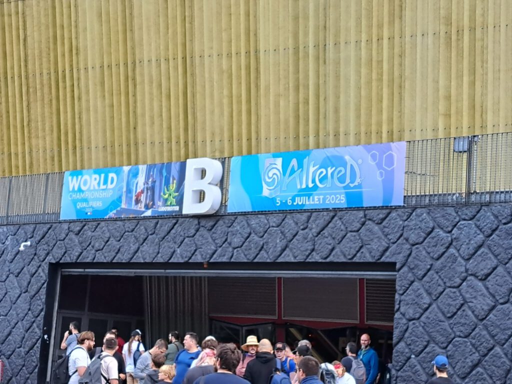 Boven de ingang van de Grand Paleis hing voor het WCQ 2025 grote banners voor Altered. Niet dat we die nodig hadden om het evenement te vinden, want er stonden hordes aan medegeeks.
