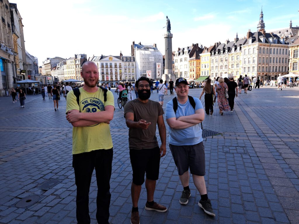 De crew poseert voor het standbeeld van het grote plein. Hoe heet het standbeeld? Volgende vraag!