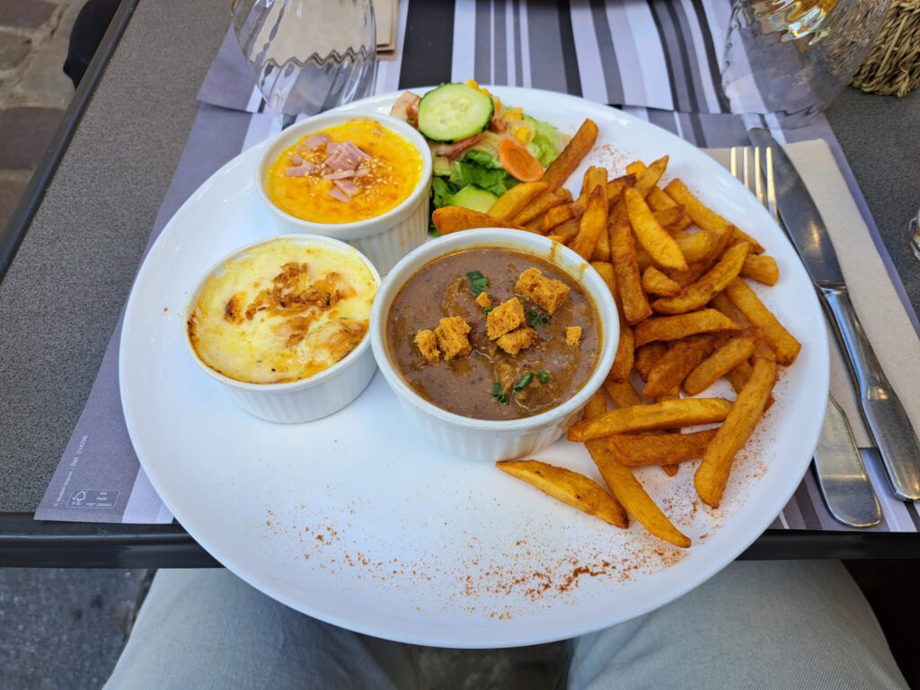 Het eten in Lille was om van te smullen. Ik bestelde een trio van een Welsh, een gratine en een carbonade Flamande, met wat frietjes en een salade.
