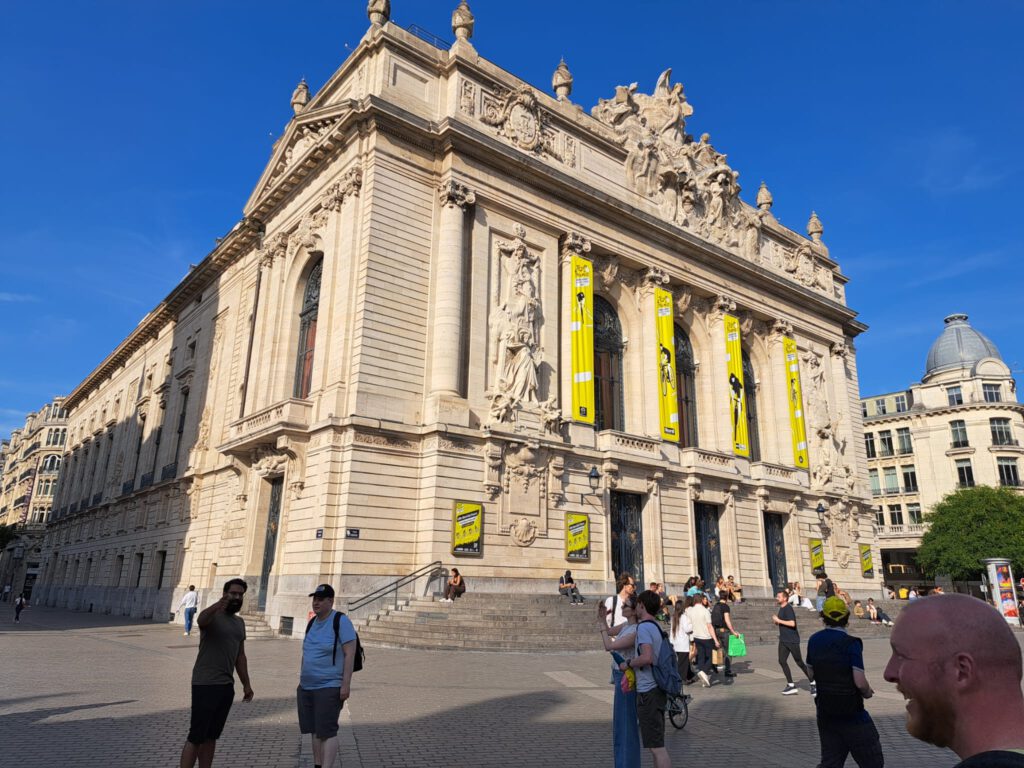 Een paleis in Lille. Iemand anders kan je vast vertellen welke, maar ik niet. De voorkant vangt de zon prachtig.