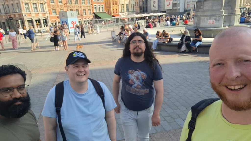 De crew en ik in Lille, de avond voor het toernooi. Op het centrale plein namen we een foto met het standbeeld.