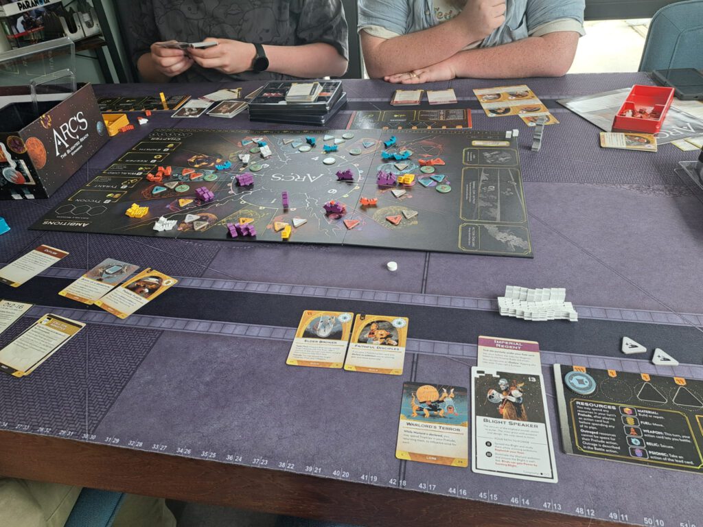Na wat rondes zag onze eerste sessie Arcs: The Blighted Reach er toch al wat vol uit
