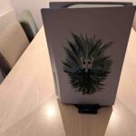 Mijn PlayStation 5 staat op tafel, met verlichting die per ongeluk een stuk dramatischer is dan bedoeld