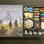 De geopende doos van Expeditions, met de inhoud netjes tentoongesteld.