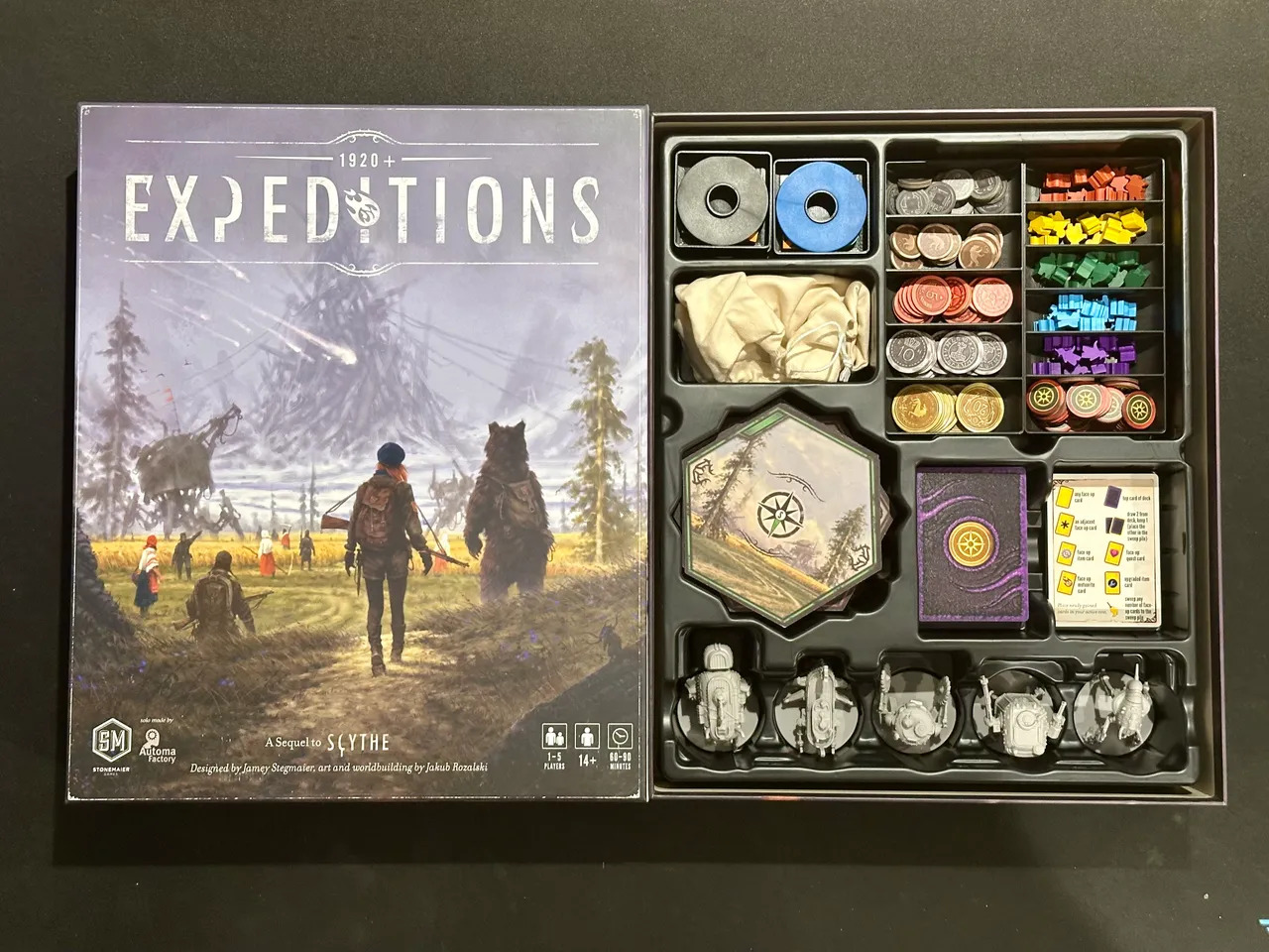 De geopende doos van Expeditions, met de inhoud netjes tentoongesteld.