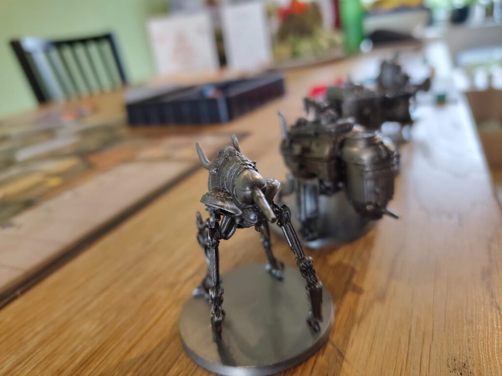 De metalen mechs van de speciale editie van Expeditions, mooi op een rijtje.