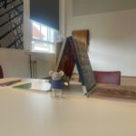 Sam de biebmuis voor zijn huisje gemaakt van boeken. Opgezet voor een sessie Mausritter met kinderen in de bibliotheek.