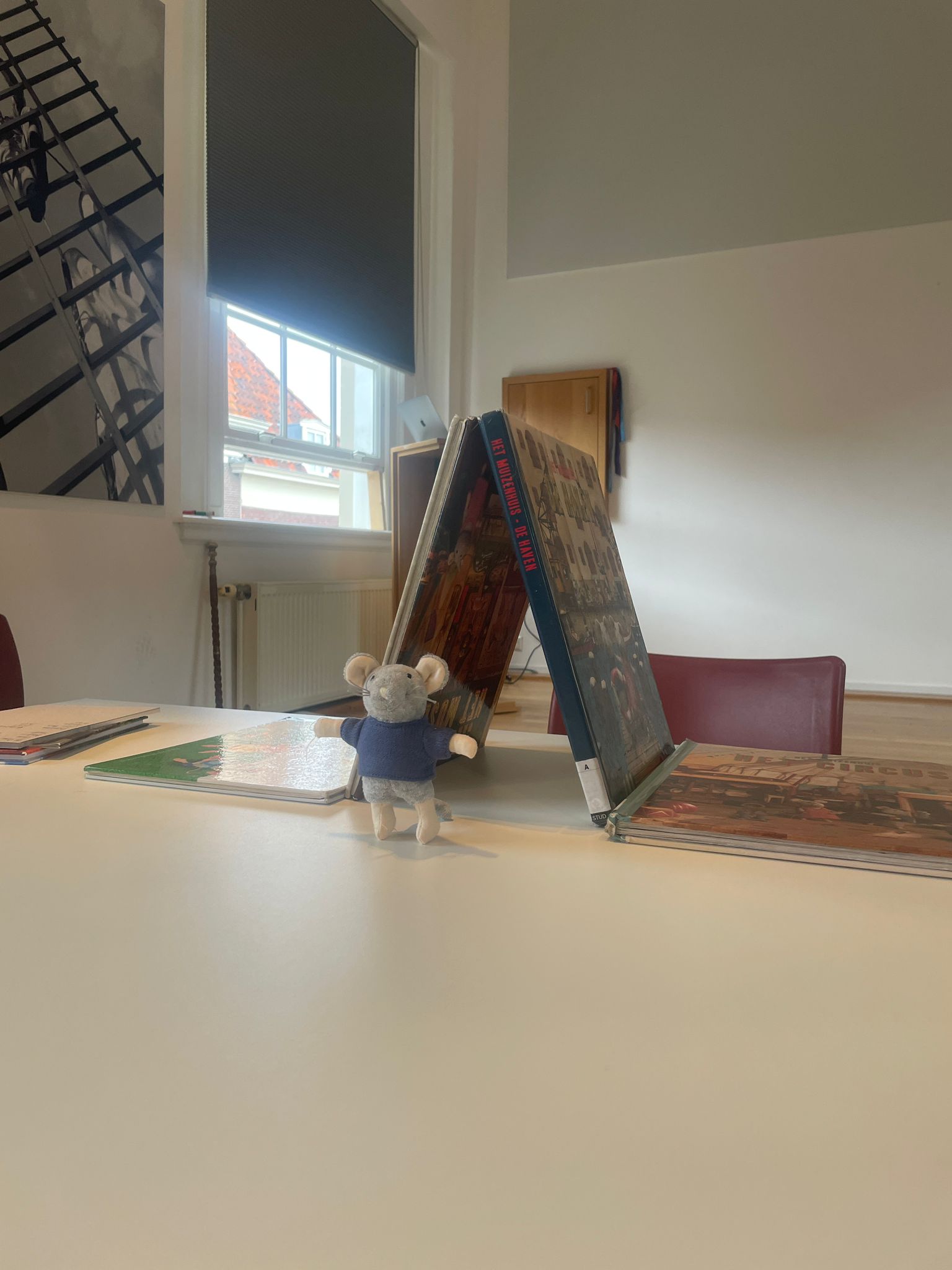 Sam de biebmuis voor zijn huisje gemaakt van boeken. Opgezet voor een sessie Mausritter met kinderen in de bibliotheek.