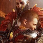 Na wat moeilijke momenten omhelpt Kratos eindelijk zijn zoon Atreus. Een screenshot uit God of War: Ragnarök.