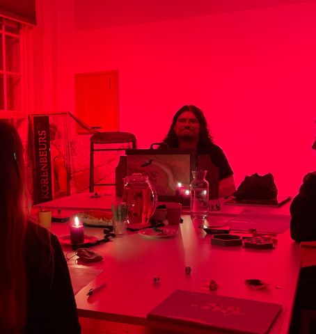 Ik zit als DM klaar om te spelen met wat spelers tijdens onze Halloween roleplay-sessie in de bibliotheek van Schiedam.