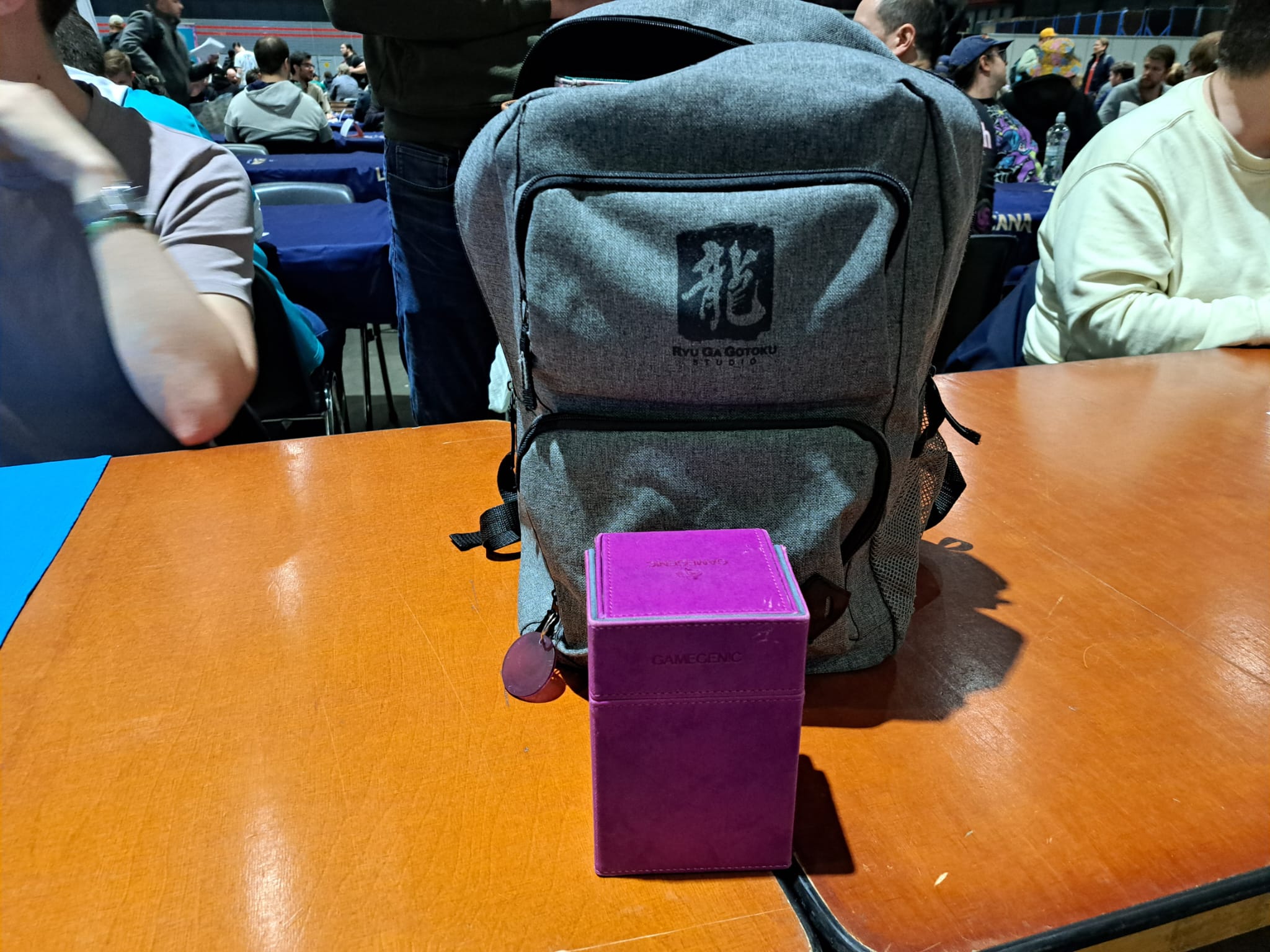 Mijn tas en deckbox zijn er klaar voor, maar ben ik dat ook? Een foto van de Dutch Altered Championship op CardCon.