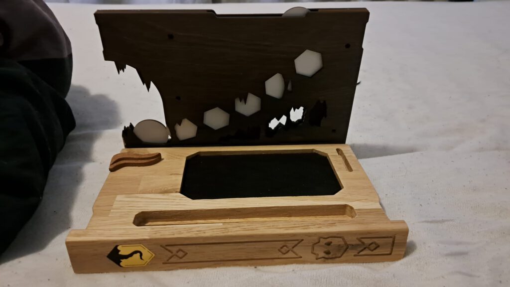 Dit prachtige DM scherm is wat aan de kleine kant, maar het heeft een gave ingebouwde initiative tracker die gebruik maakt van fiches.