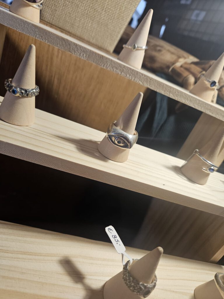 Ik kocht deze prachtige oogring van Atelier Knowere. Ze hebben het zelfs op maat gemaakt voor mij.