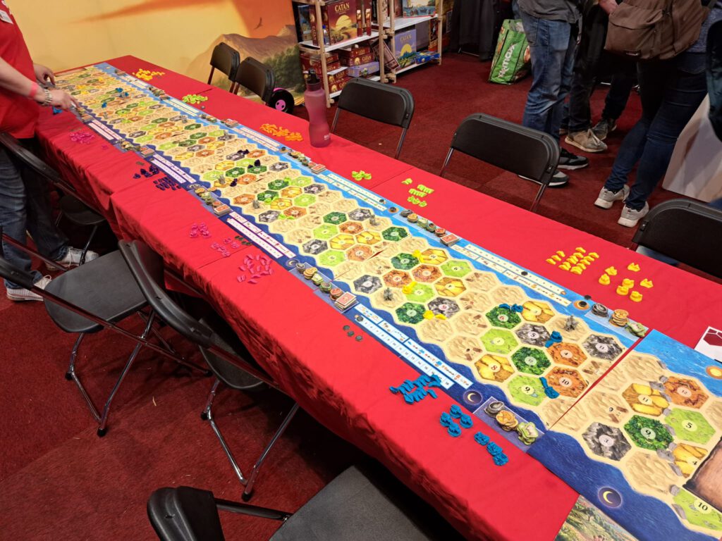 Een tafel opgezet voor tien of zelfs meer spelers, allemaal voor een enkel potje Catan