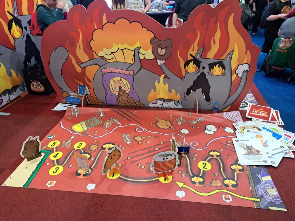 Een reusachtige versie van Exploding Kittens het bordspel