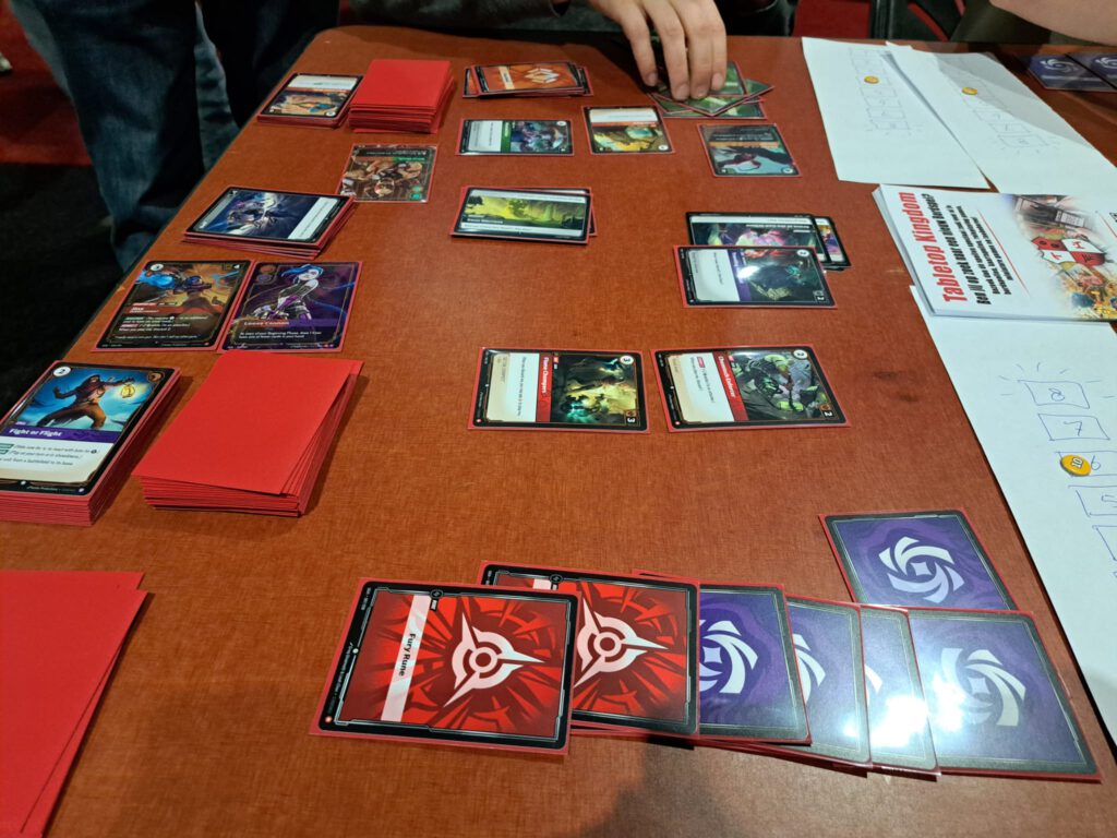 Een potje Riftbound in volle gang. Jynx neemt het op tegen Lee Sin.