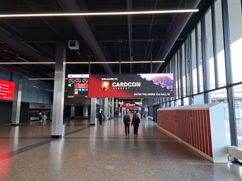 De elektronische banner van het Jaarbeurs verwelkomt ons op CardCon 2025.