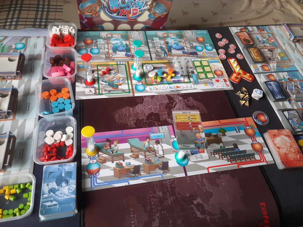 De startopstelling van Rush M.D., met onderdelen netjes verdeeld in bakjes voor een nettere tafel en gemakkelijker gebruik.