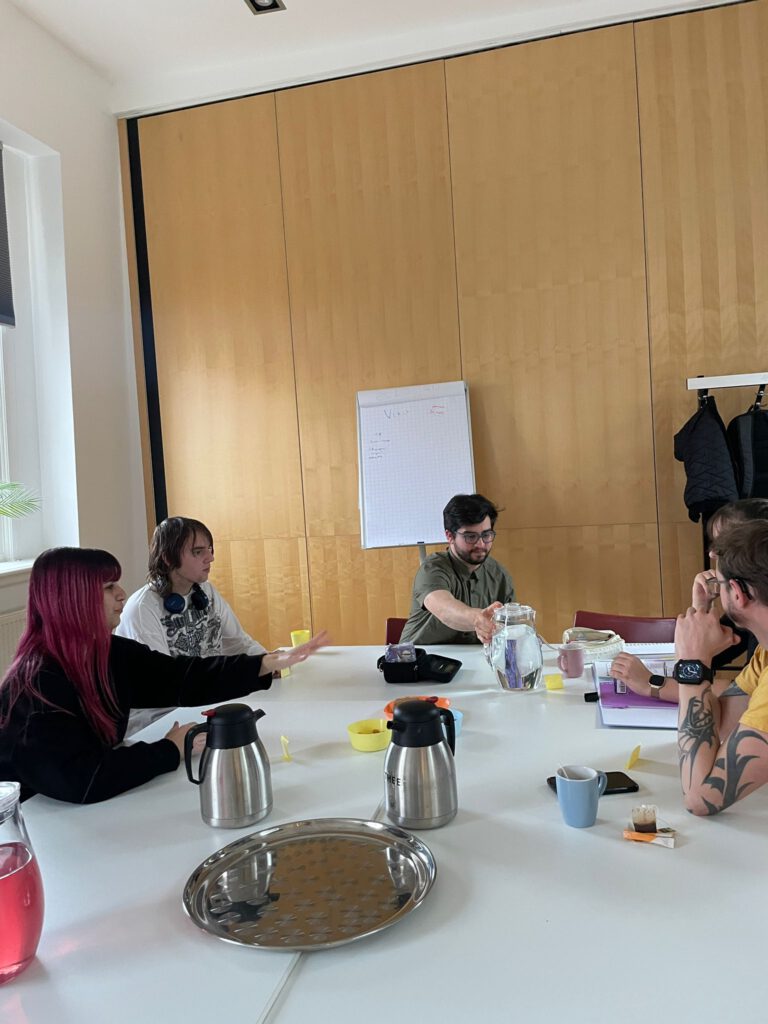 Dungeon master Viktor geeft een workshop over DM'en in de bibliotheek van Schiedam.