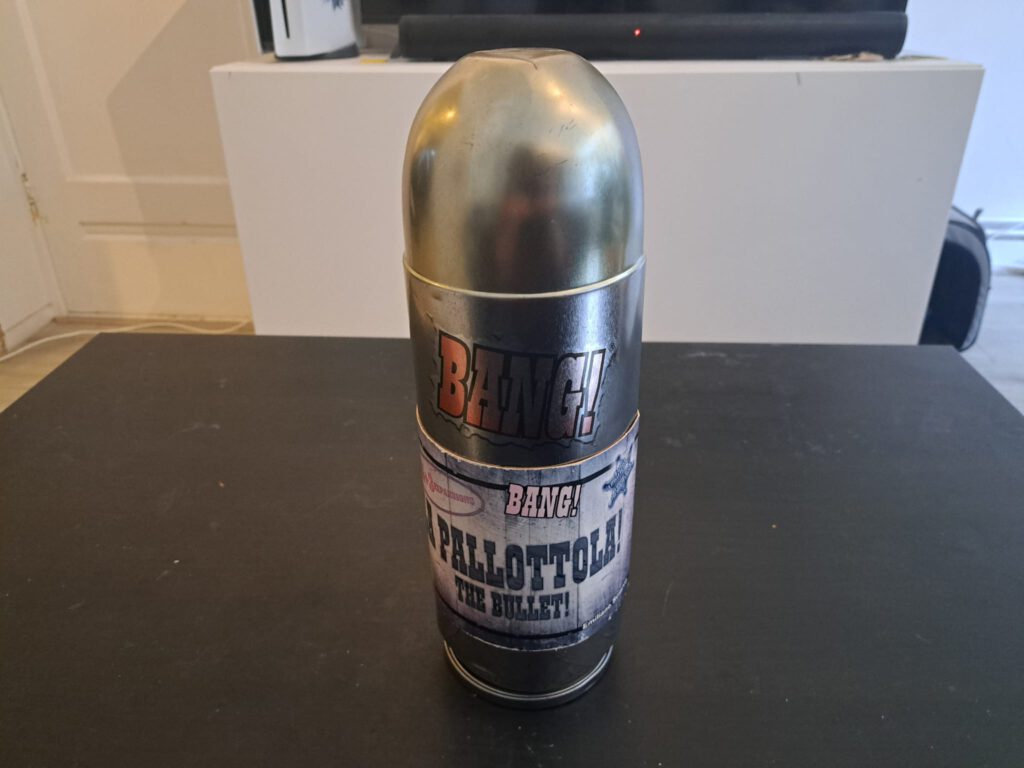 De doos van Bang: The Bullet. Zoals de naam suggereert is het een grote kogel.