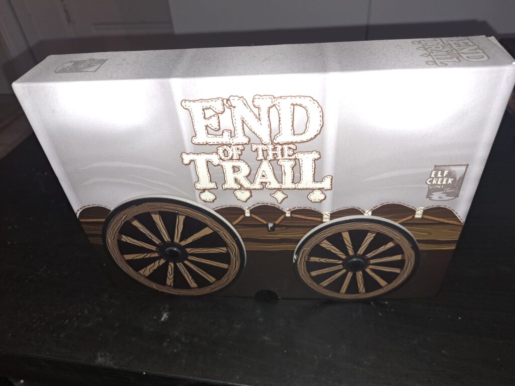 De doos van End of the Trail. Het is een wagon met wielen!