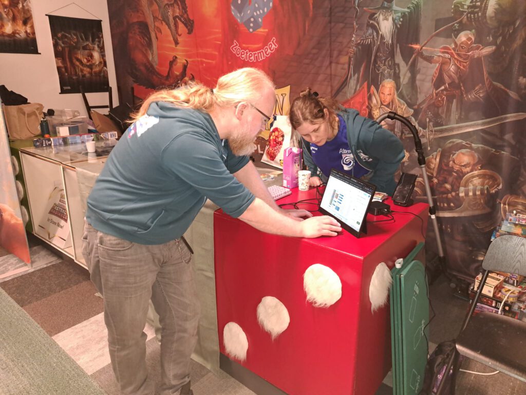 Mirjam en Pepijn zijn hard aan het werk om DAC IV het leukste toernooi mogelijk te maken.