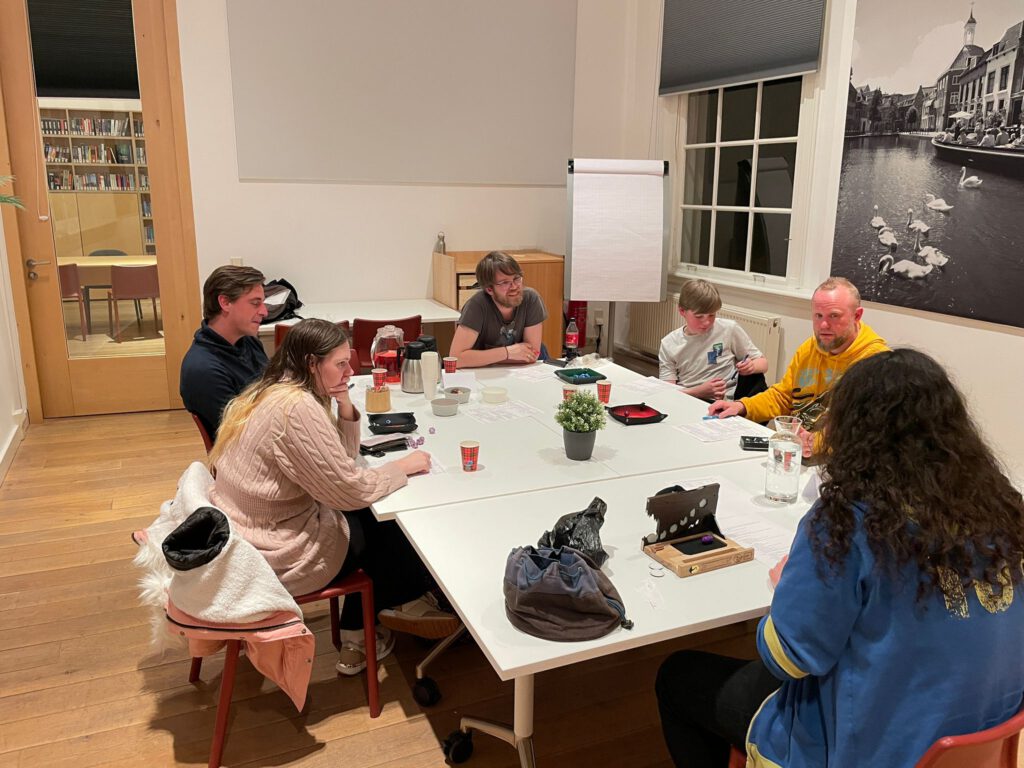 Alle spelers in beeld! Een foto van de Changing Winds oneshot in De Korenbeurs, de bibliotheek van Schiedam.