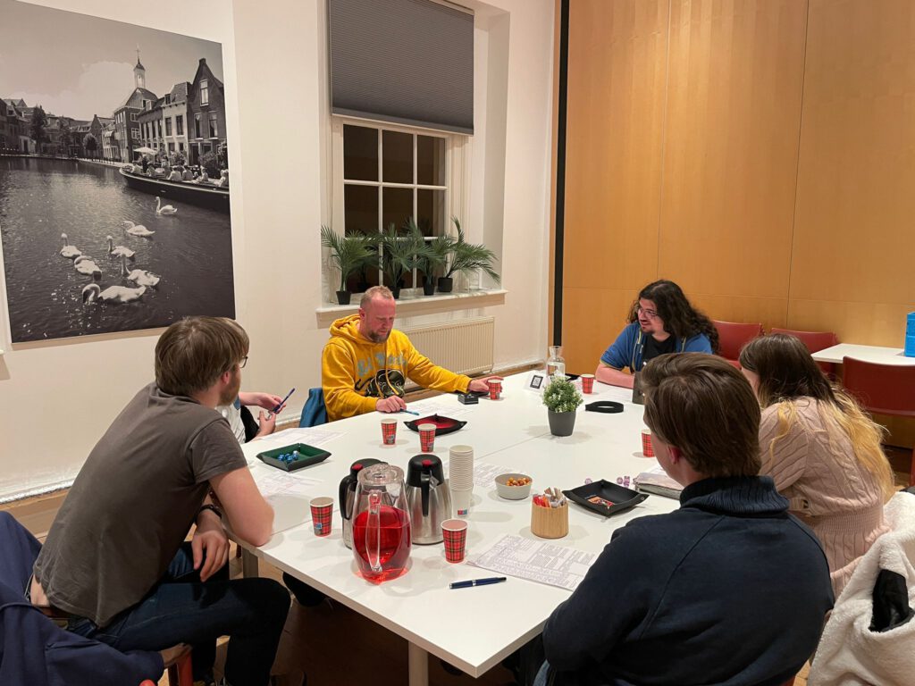 Ik vertel iets waar duidelijk even over nagedacht moet worden. Een foto van de Changing Winds oneshot in De Korenbeurs, de bibliotheek van Schiedam.