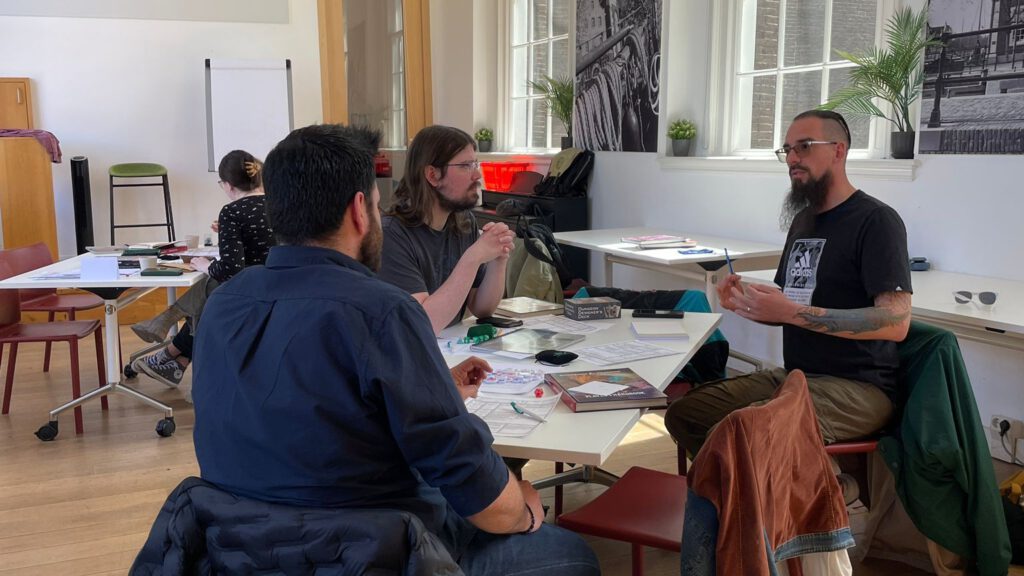 Tafels 2 is lekker bezig tijdens mijn Dungeon Master Crash Course workshop in de bibliotheek van Schiedam.