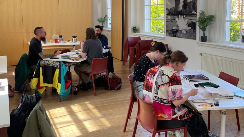 Tafels 1 en 2 zijn lekker bezig tijdens mijn Dungeon Master Crash Course workshop in de bibliotheek van Schiedam.