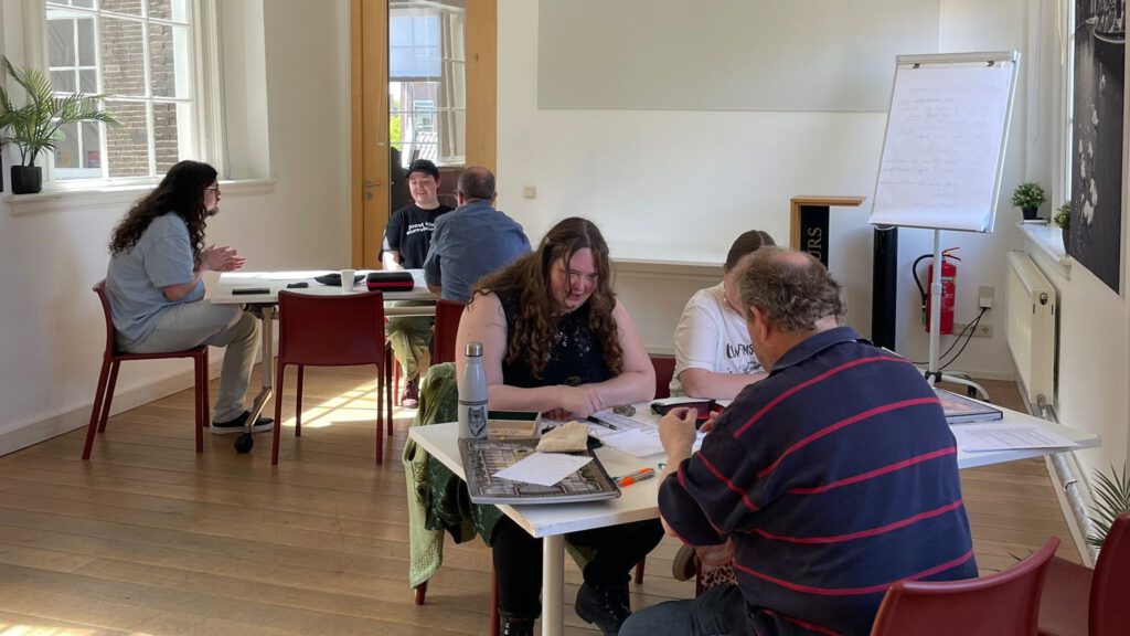 Tafels 3 en 4 zijn lekker bezig tijdens mijn Dungeon Master Crash Course workshop in de bibliotheek van Schiedam.