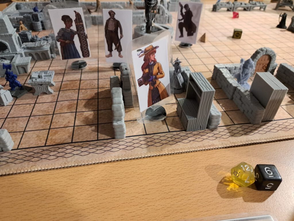 Een close-up van een standee tijdens onze oneshot van Nightwatch op Rincon 2026.