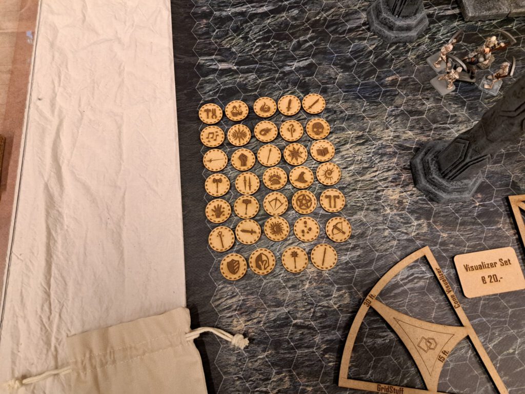 Houten tokens voor rollenspellen.