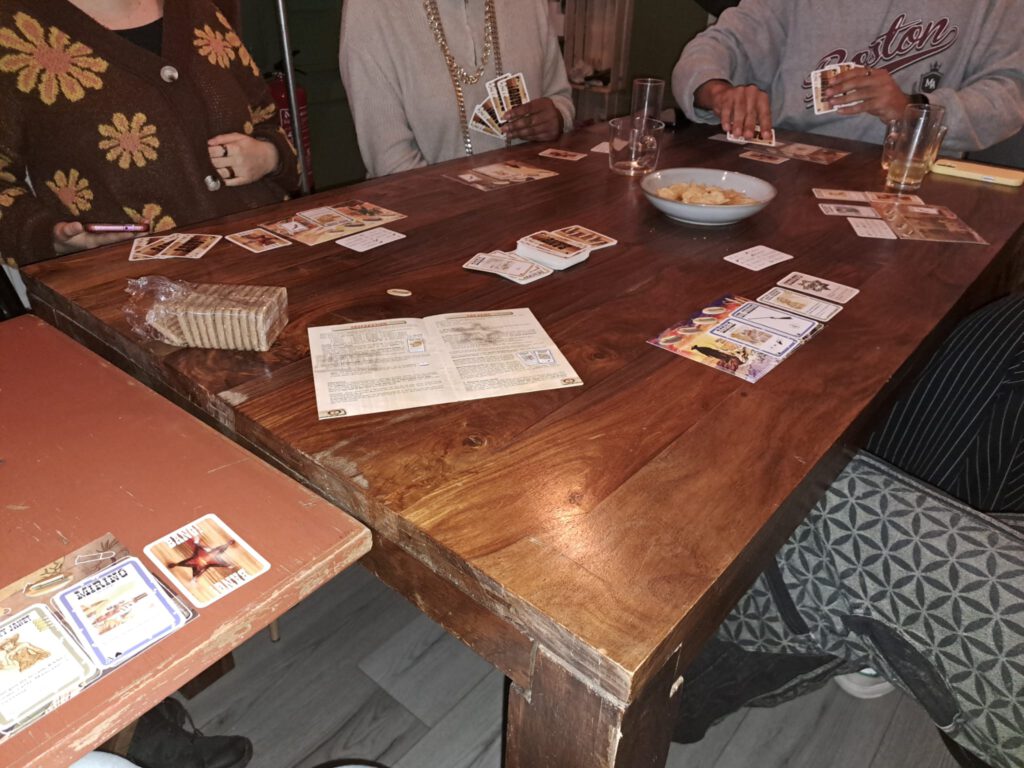 We spelen een potje Bang! tijdens de spellenavond in Geloven in Mathenesse.