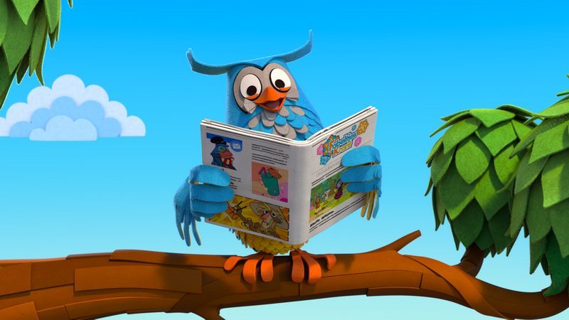 Meneer de Uil leest de nieuwste editie van De Fabeltjeskrant.