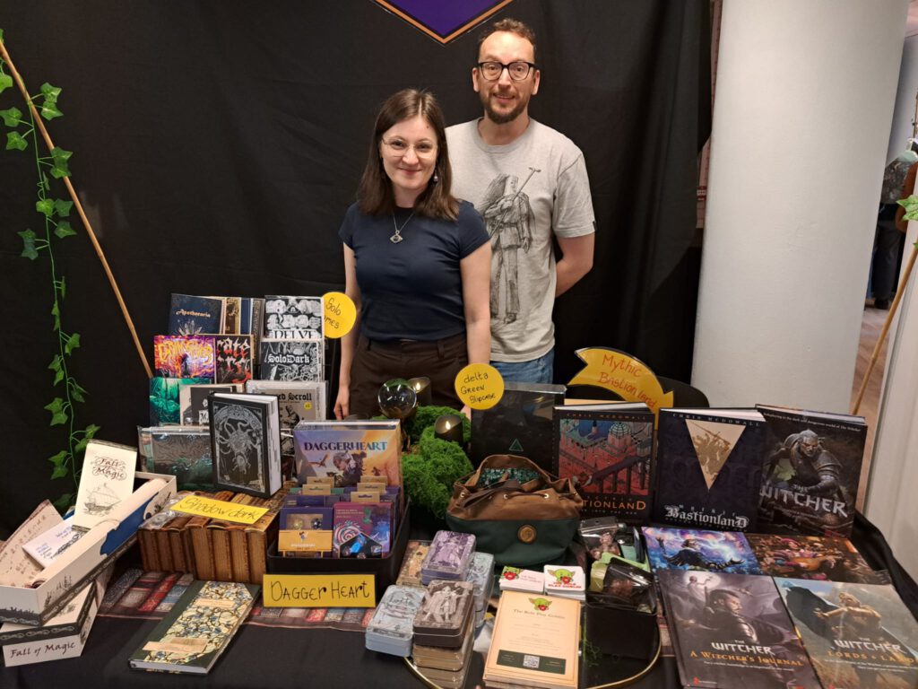 De eigenaren van The Role Play Goblin presenteren wat goederen op Geen Woorden Maar DraCon.