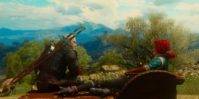 Triss relaxt op de bank bij je nieuwe landhuis. Een screenshot uit The Witcher 3: Blood and Wine.