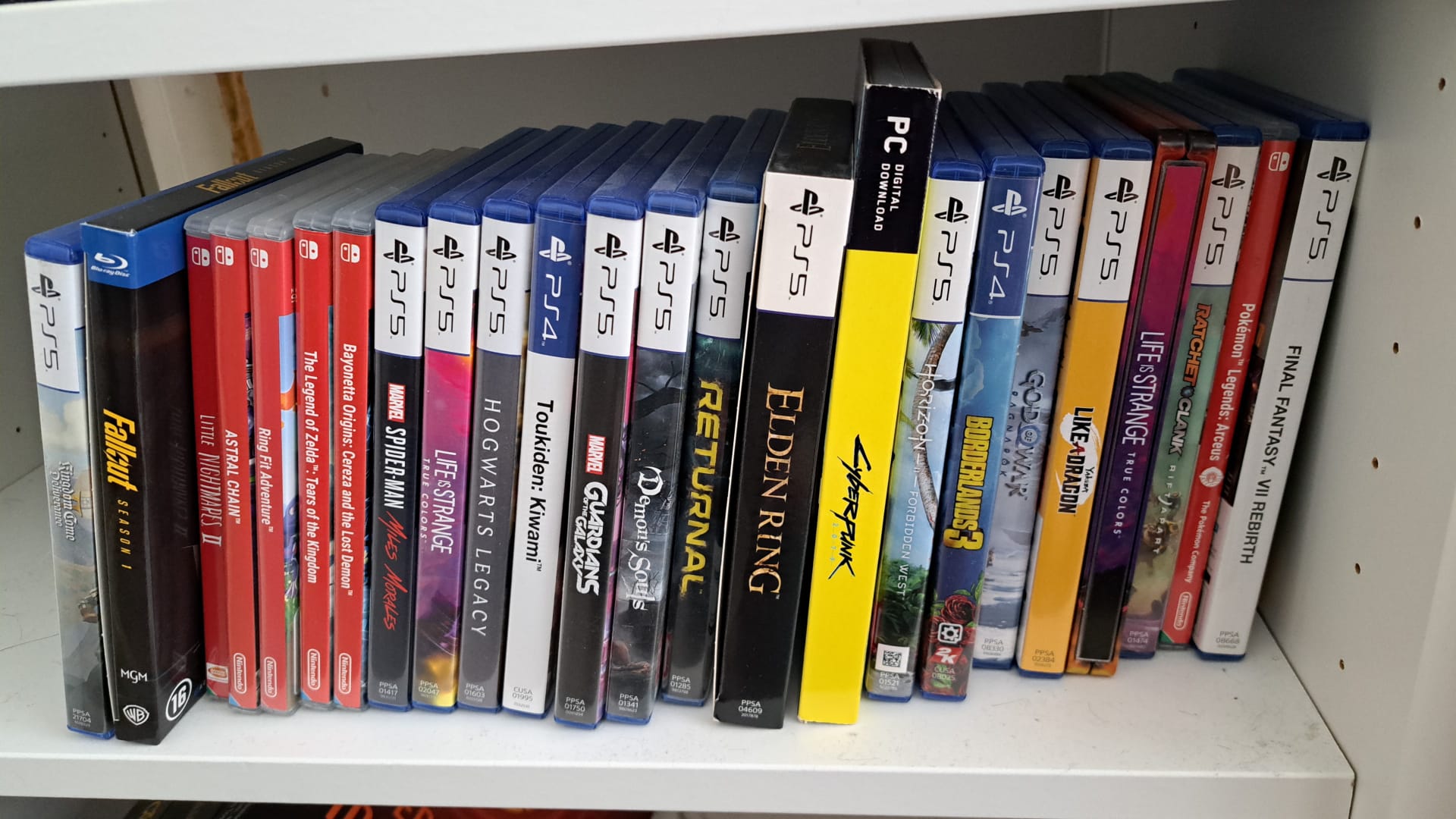 Mijn verzameling fysieke games, en het eerste seizoen van Fallout. Ja, er zijn twee kopieën van LiS: True Colors.