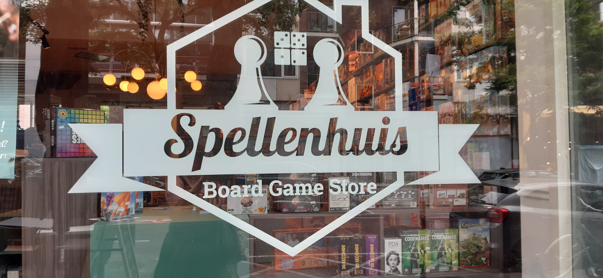 De voorruit van het Spellenhuis in Rotterdam.
