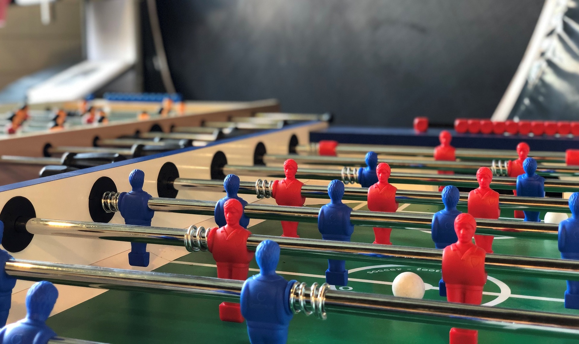 Een close-up van een tafelboetbaltafel. Is het een sport of een bordspel?
