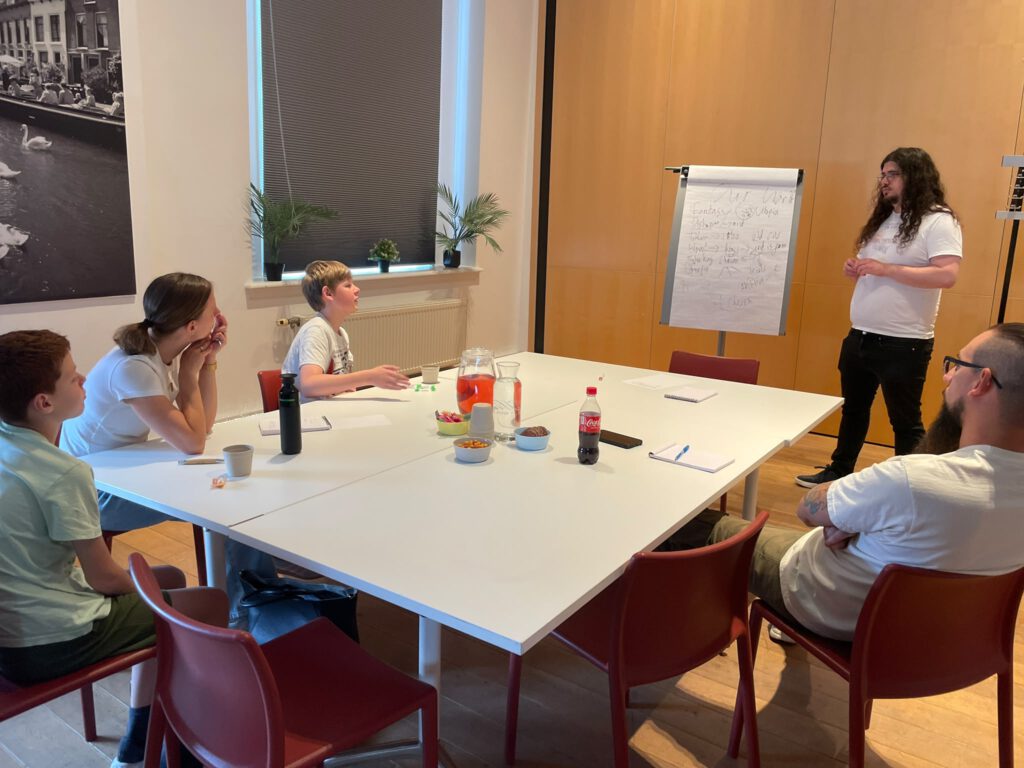 Eén van de deelnemers is aan het woord tijdens de workshop wereld bouwen.