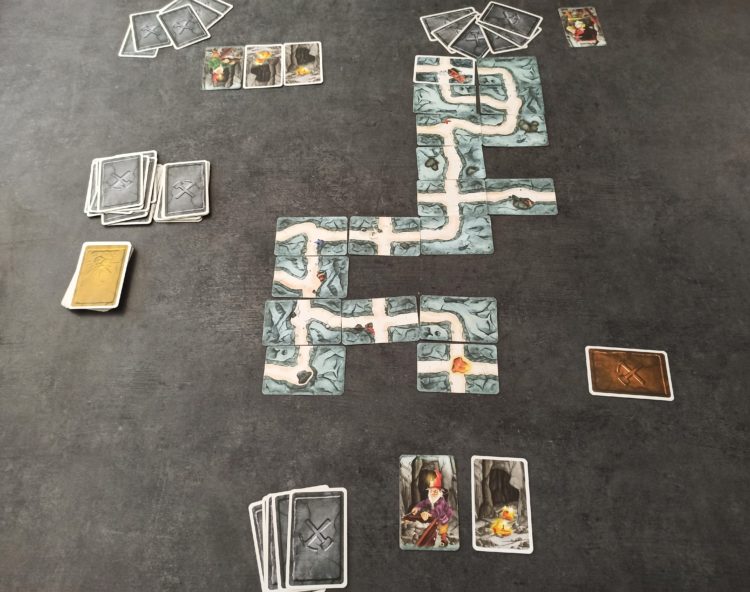 Een potje Saboteur. Foto gemaakt door https://gamerules.com/rules/saboteur/